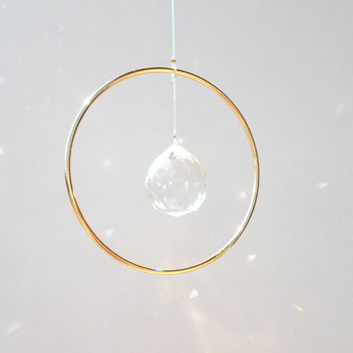 Attrape soleil single circle 10 cm boule cristal 30 mm laiton doré et transparent à suspendre pour illuminer votre maison création carolune
