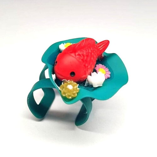 Bague "les biduleries fleurs" poisson rouge support vert petites fleurs