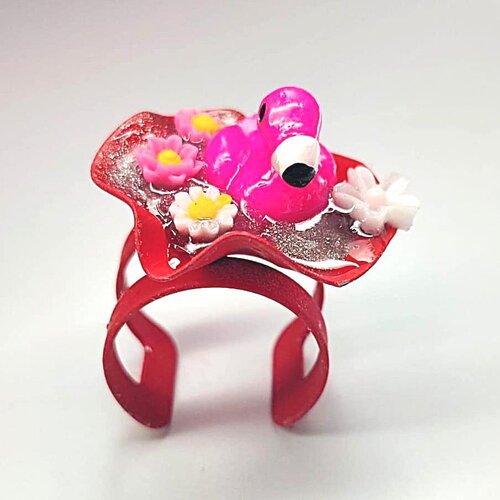 Bague "les biduleries fleurs" flamant rose support rouge petites fleurs sur fond de paillettes argentées