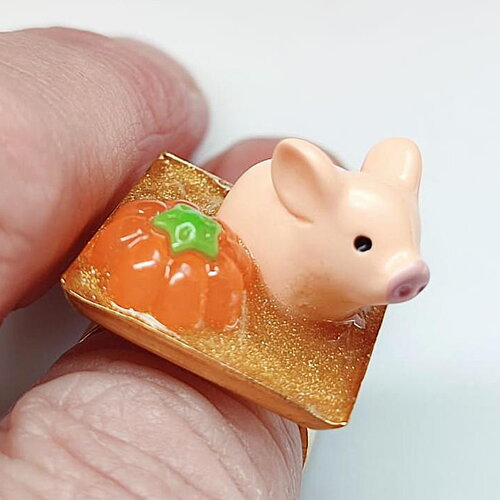 Bague "les biduleries" en résine sur supports carrés doré réglables cochon et citrouille sur fond de paillettes dorées