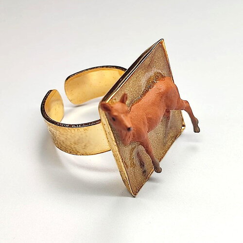 Bague les biduleries biche sur fond paillettes dorées