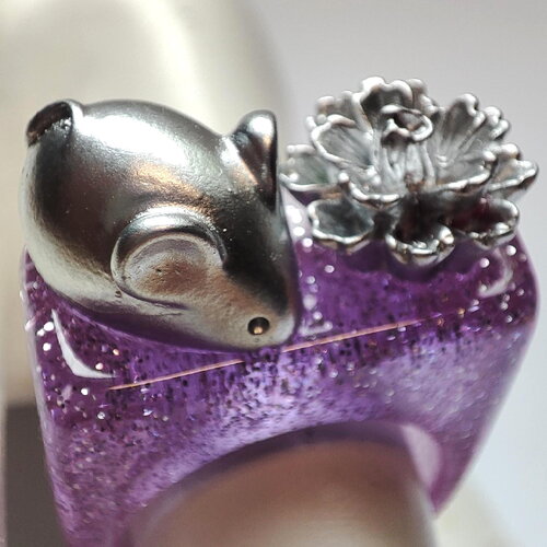 Bague fantaisie les biduleries en résine petite souris argenté support violet paillettes 56
