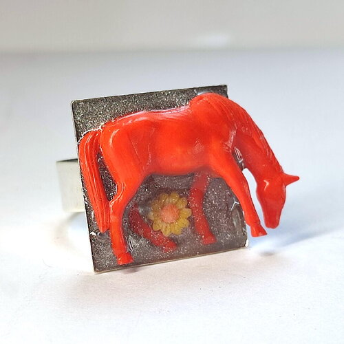 Bague "les biduleries" cheval sur fond paillettes résine sur support argenté réglable