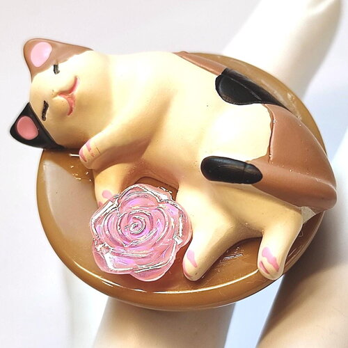 Grande bague fantaisie "les biduleries" en résine bague animalière chat tricolore, fleur rose support marron claire taille 54