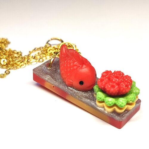 Petits colliers rectangles "les biduleries" en résine piéce unique canard bleu paillettes et poisson rouge tarte aux fruits, chaînes dorées