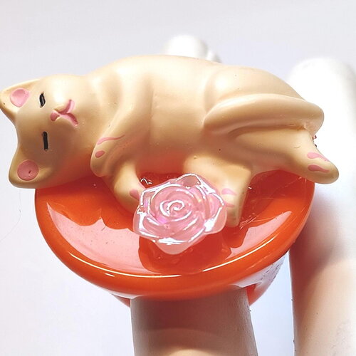 Grande bague fantaisie "les biduleries" en résine bagues animalières chat blanc, fleur rose support orange taille 54