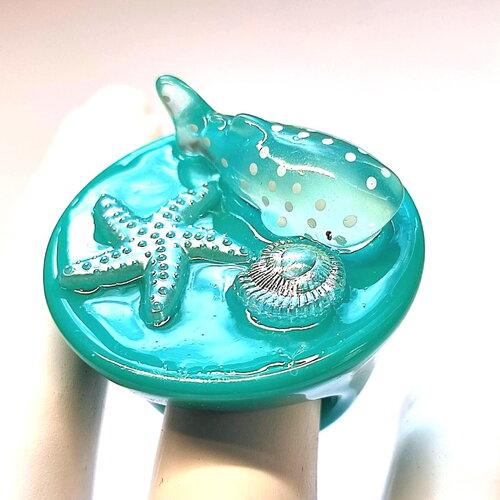 Grande bague fantaisie "les biduleries" en résine bagues animalières requin bleu, coquillage, étoile mer bleu turquoise taille 54