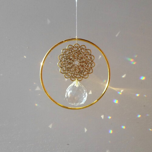 Attrape soleil single circle 10 cm mandala boule cristal 30 mm en laiton doré et transparent à suspendre pour illuminer votre maison