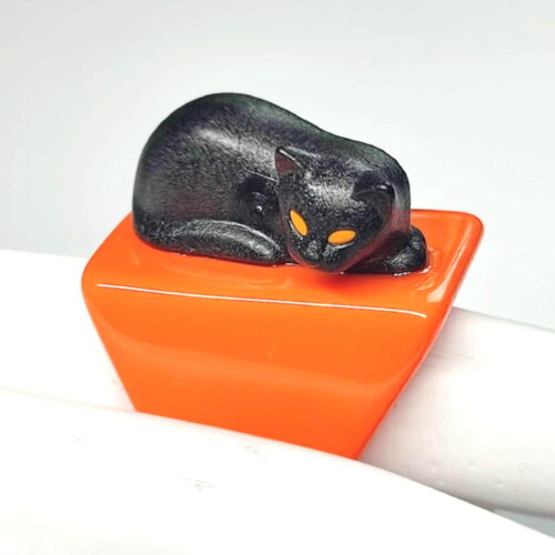 Grande bague fantaisie "les biduleries" en résine bagues animalières chat noir support orange taille 59