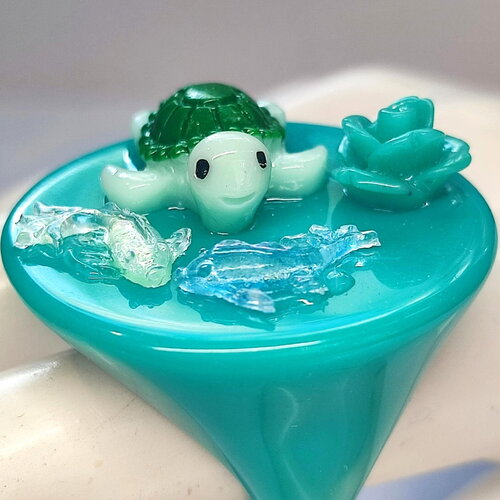 Grande bague fantaisie "les biduleries" sur support en résine bagues animalières tortue, poissons, fleur taille 54