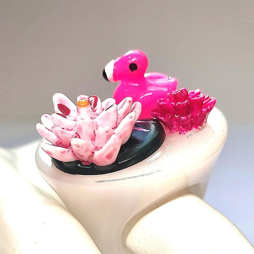 Grande bague fantaisie "les biduleries" sur support en résine bagues animalières flamant rose et nénuphar taille 54