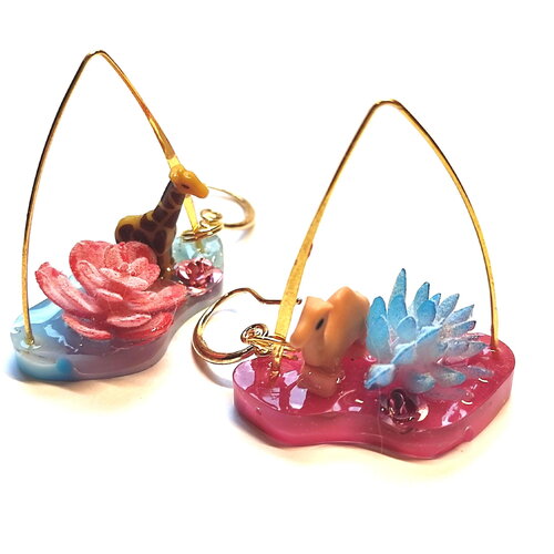Boucles d'oreilles longues "les biduleries" en résine girafe et dromadaire avec fleurs rose et bleu piéce unique