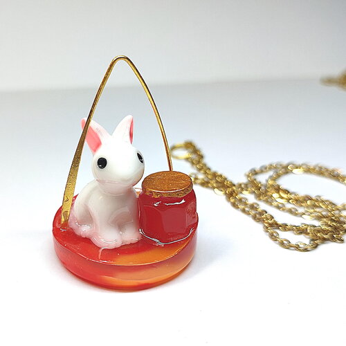 Sautoir les biduleries en résine piéce unique lapin blanc sur fond orangé avec son pot de confiture