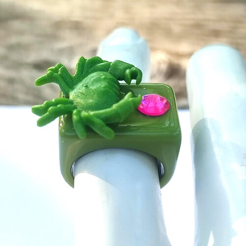 Bagues fantaisies "les biduleries" sur support en résine bagues animalières colorées crabe et diamant taille 55 kaki