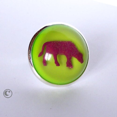 Bague boule en résine "vache" verte anis et violette sur un support réglable plaqué argent création carolune