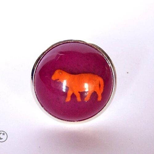 Bague boule en résine "mouton" orange et violette sur un support réglable plaqué argent création carolune