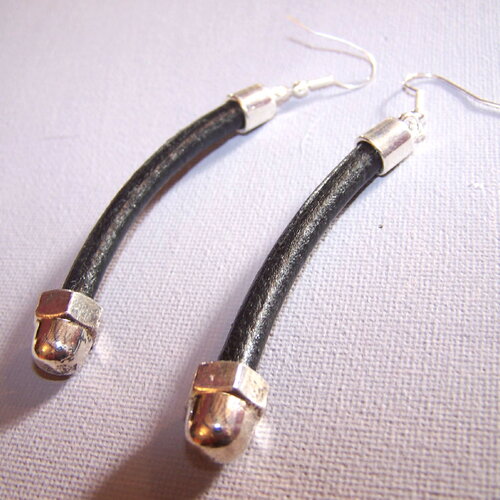 Boucles d'oreilles acier dézingué plaquées argent cuir et boulons plaquage haute qualité bijou unique création de bijoux en argent carolune