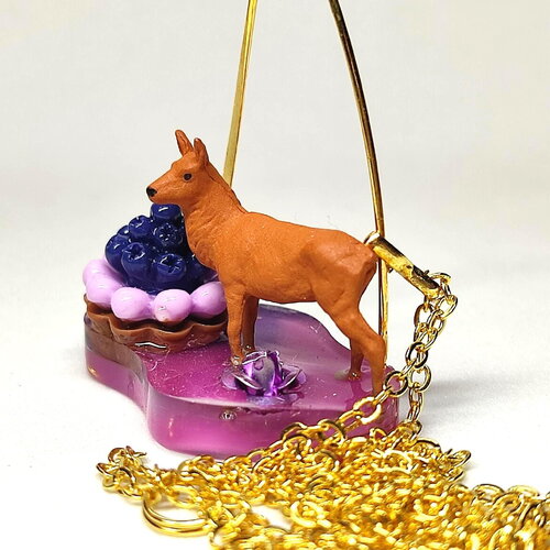 Sautoir "les biduleries" en résine biche gâteau fleur sur fond magenta piéce unique