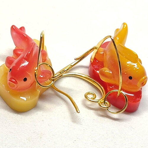 Petites boucles d'oreilles "les biduleries" en résine poissons jaune et rouge orangé piéce unique