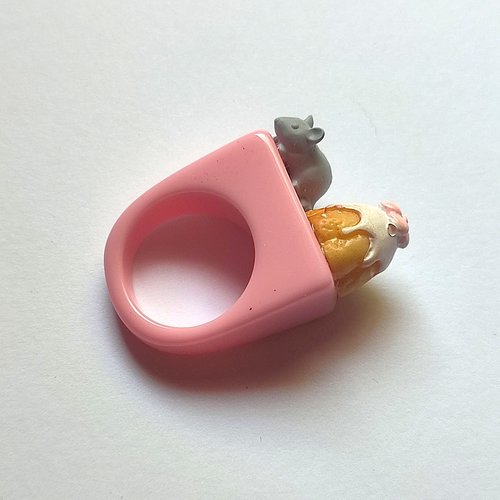 Bague fantaisie les biduleries en résine petite souris et gâteau sur support rose clair taille 56