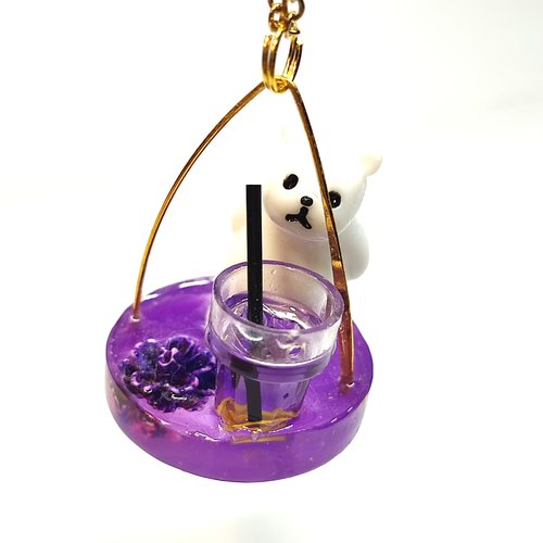 Sautoir les biduleries en résine piéce unique ours polaire sur fond violet avec son cocktail du jour