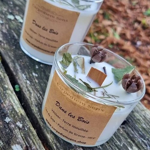 Bougie artisanale à la cire de sofa dans les bois
