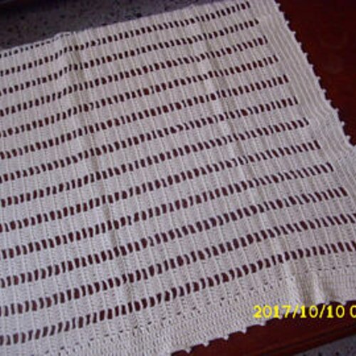 Couverture Pour Bebe Fait Main Au Crochet Beige De 80 Cm Par 60cm Un Grand Marche