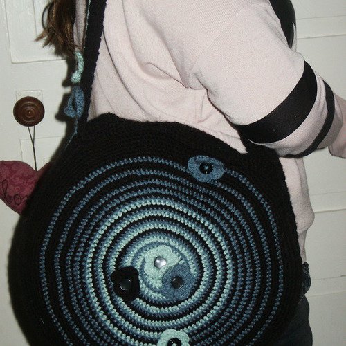 Sac bandoulière  vintage en crochet noir rond 
