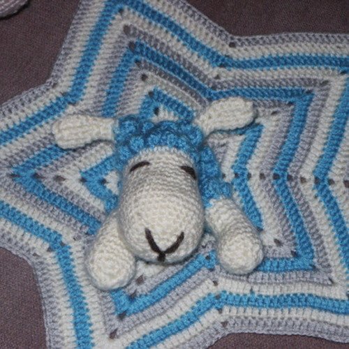 Doudou en laine petit mouton en crochet pour bébé thème pâques 