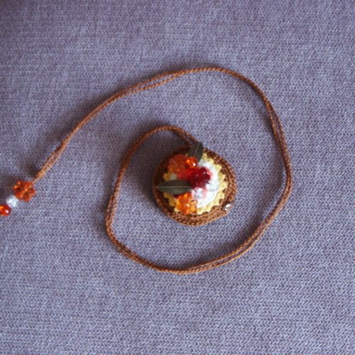 Pendentif au crochet avec perle fleur et feuille 