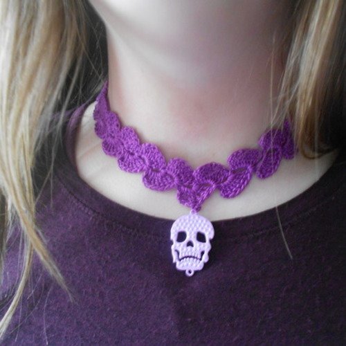 Ras de cou gothique  en crochet  violet   avec breloque 