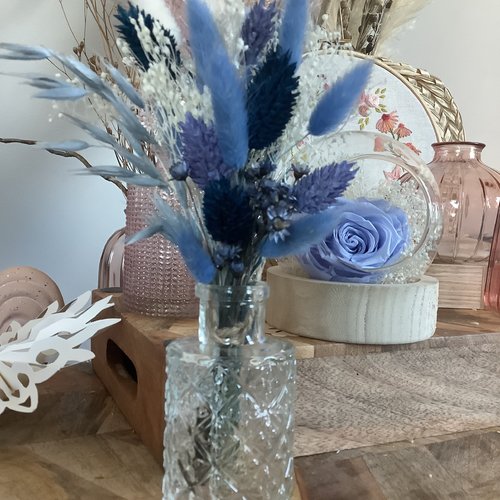 Vase en verre teinté bleu et son assortiment de fleurs séchées coloris bleu et creme