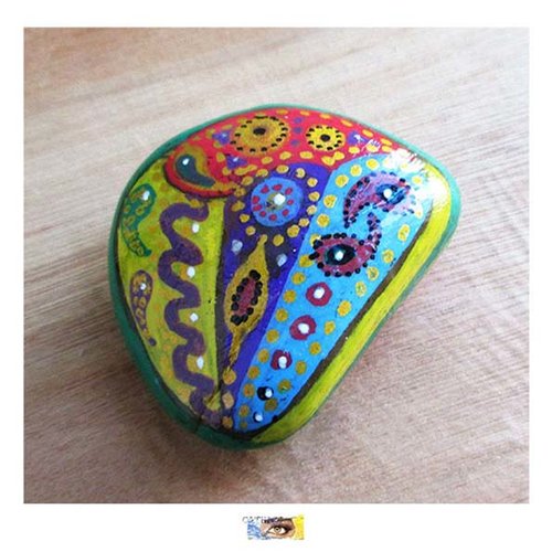 Galet décoratif en pierre véritable peint main- "motifs ethniques "