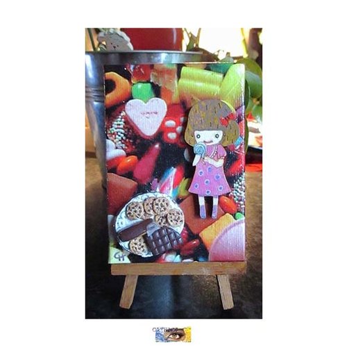 Mini toile "lulu la gourmande" poupée en bois et gâteaux pâte polymère sur fond papiers glacés bonbons, déco enfant, toile poupée