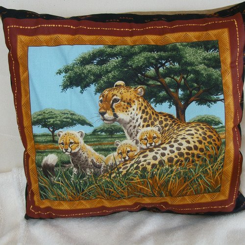 Coussin complet avec des motifs de" famille léopard" #