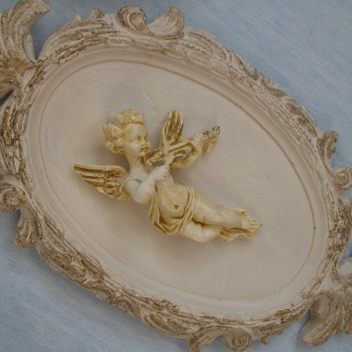 Médaillon en poudre de marbre avec un ange