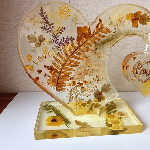 Cœur en résine et fleurs séchées spécial st valentin l anniversaire fait main
