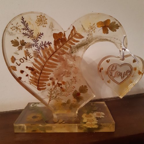 Cœur en résine et fleurs séchées spécial st valentin l anniversaire