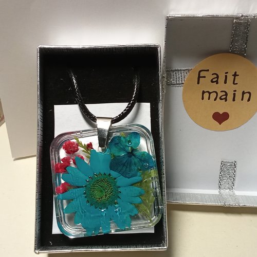 Pendentif en résine et fleurs séchées dans son écrin