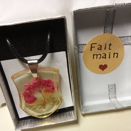 Pendentif en résine et fleurs séchées dans son écrin