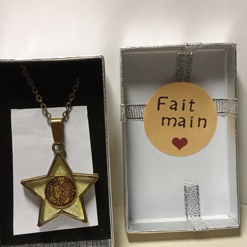 Pendentif en métal doré et résine