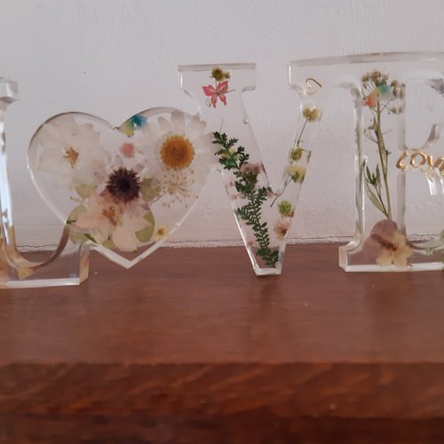 Love en résine et fleurs séchées
