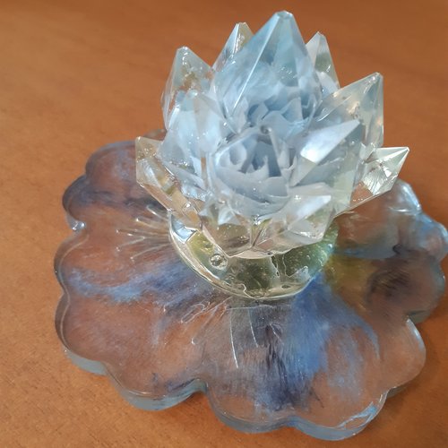 Déco en résine avec fleur bleue