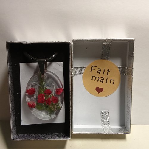 Pendentif en résine et fleurs séchées dans son écrin