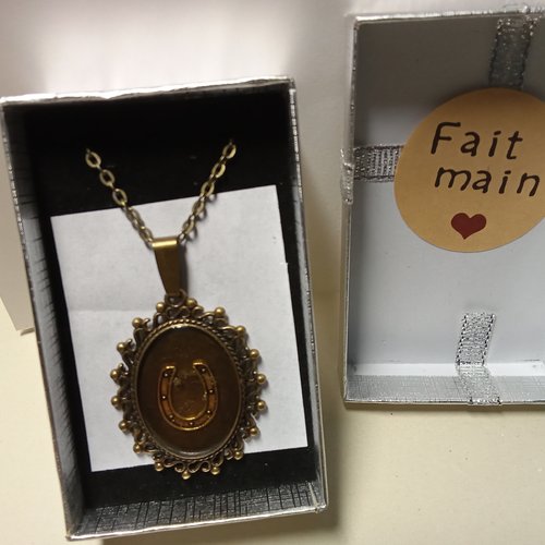 Pendentif en métal doré et résine