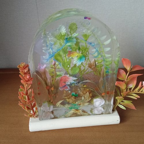 Décoration en résine façon aquarium avec petits poissons en plastique