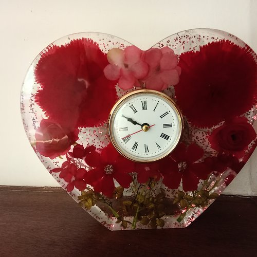 Pendule en résine et fleurs unique et fait main