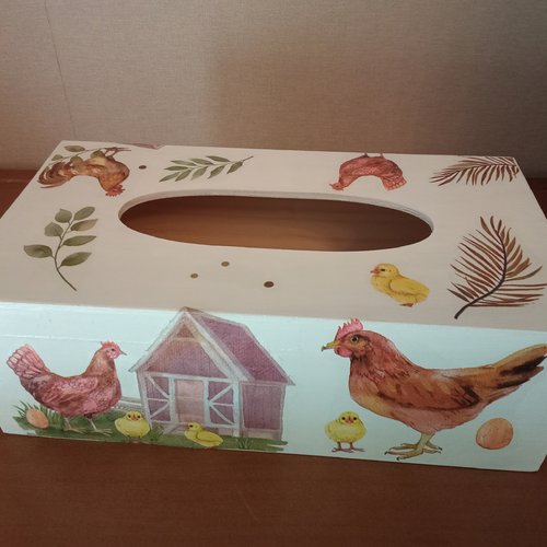 Boite à mouchoirs motifs coq et poules collés et entièrement vernis