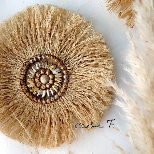 Juju hat en fibres décoré saria