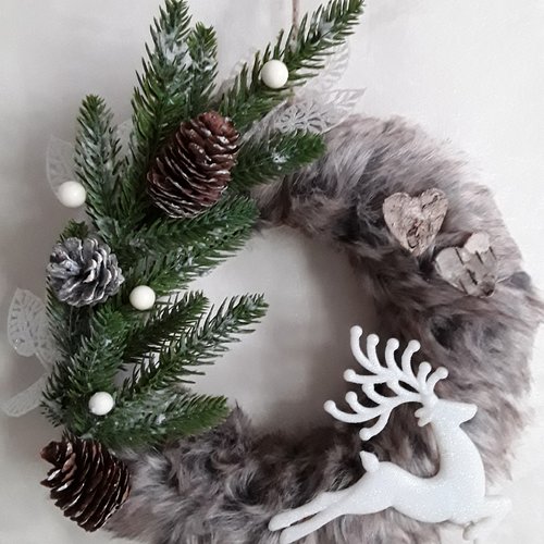 Couronne de noel theme nature, fourrure,branchage,pomme de pin 25cm